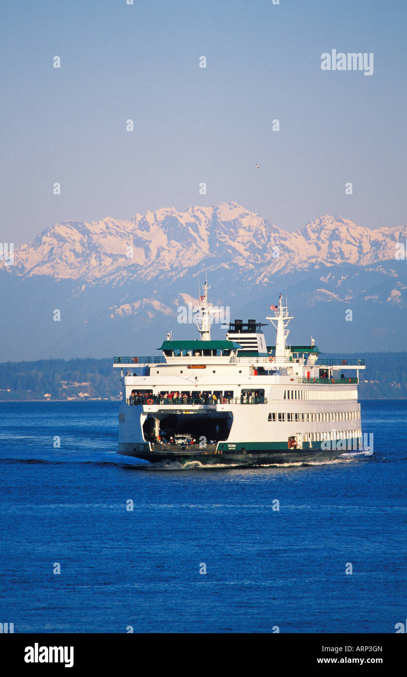USA, Washington State, Seattle, Washington State ferry mit Olympic Mountains Stockfoto
