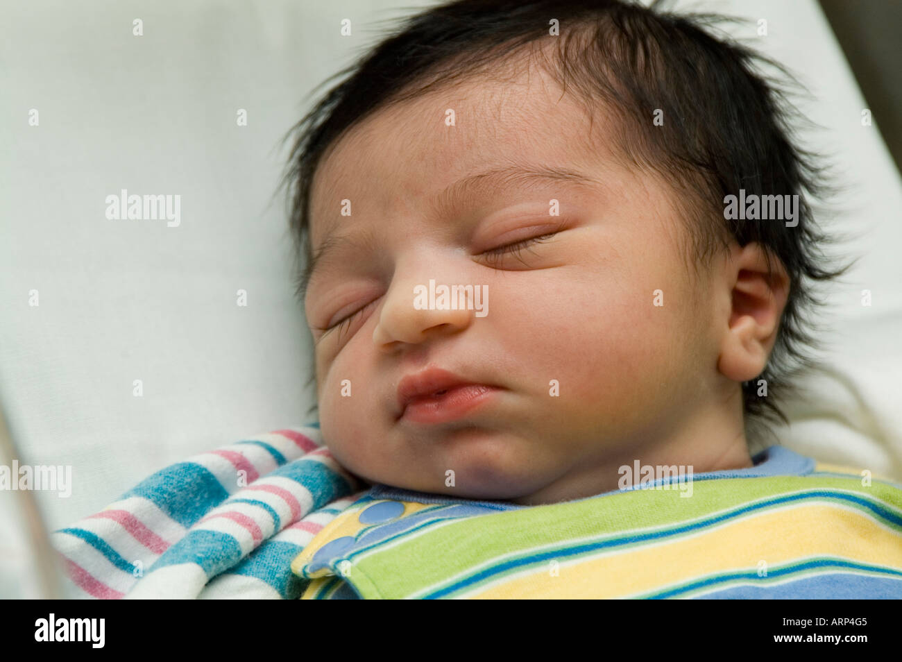 Neugeborenes Babymädchen schläft Stockfoto