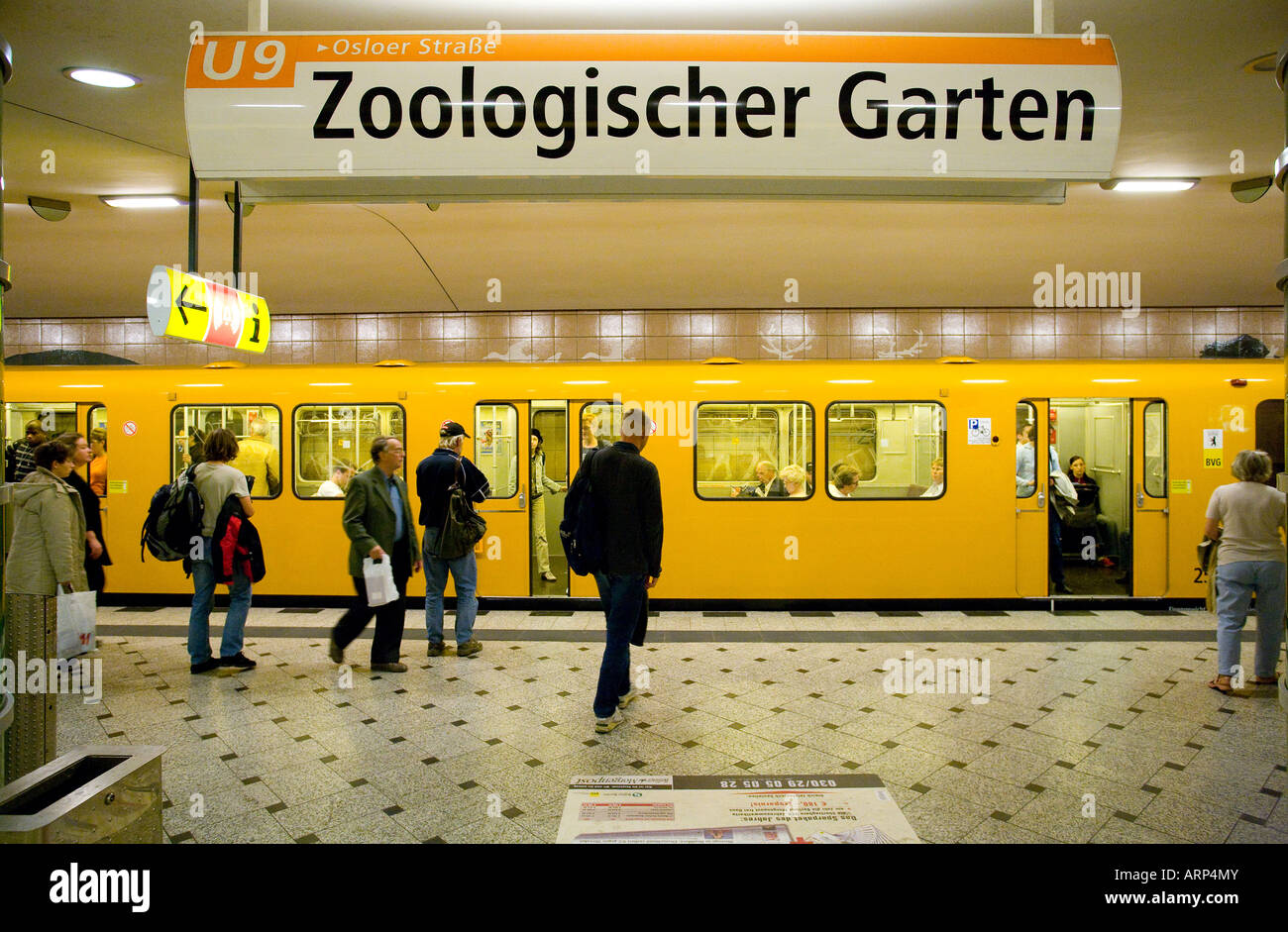 Berliner u Bahn Haltestelle Zoologischer Garten gestoppt ...