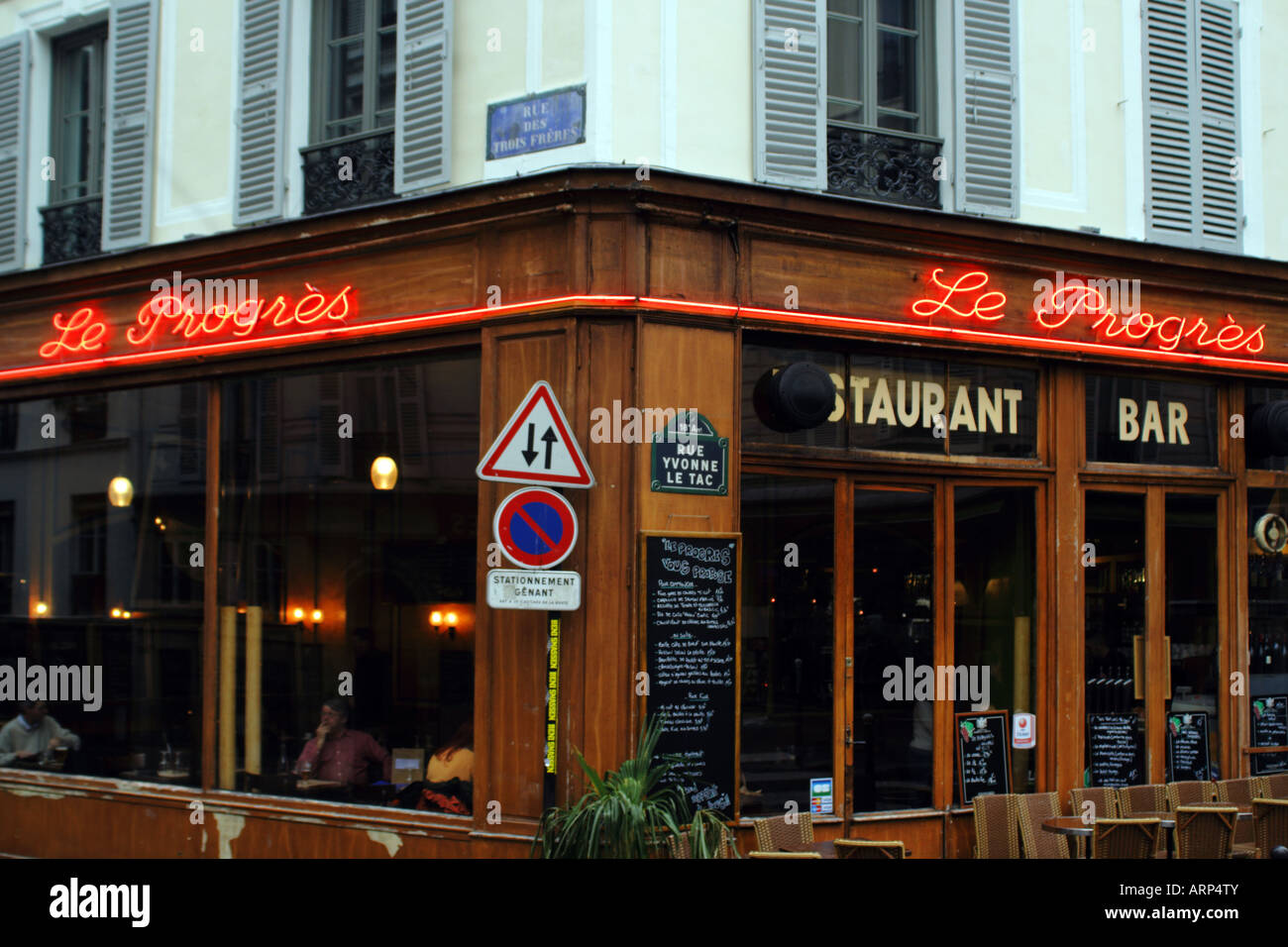 Das äußere eines Café-Bistro im Bereich Montmartre von Paris Frankreich Stockfoto