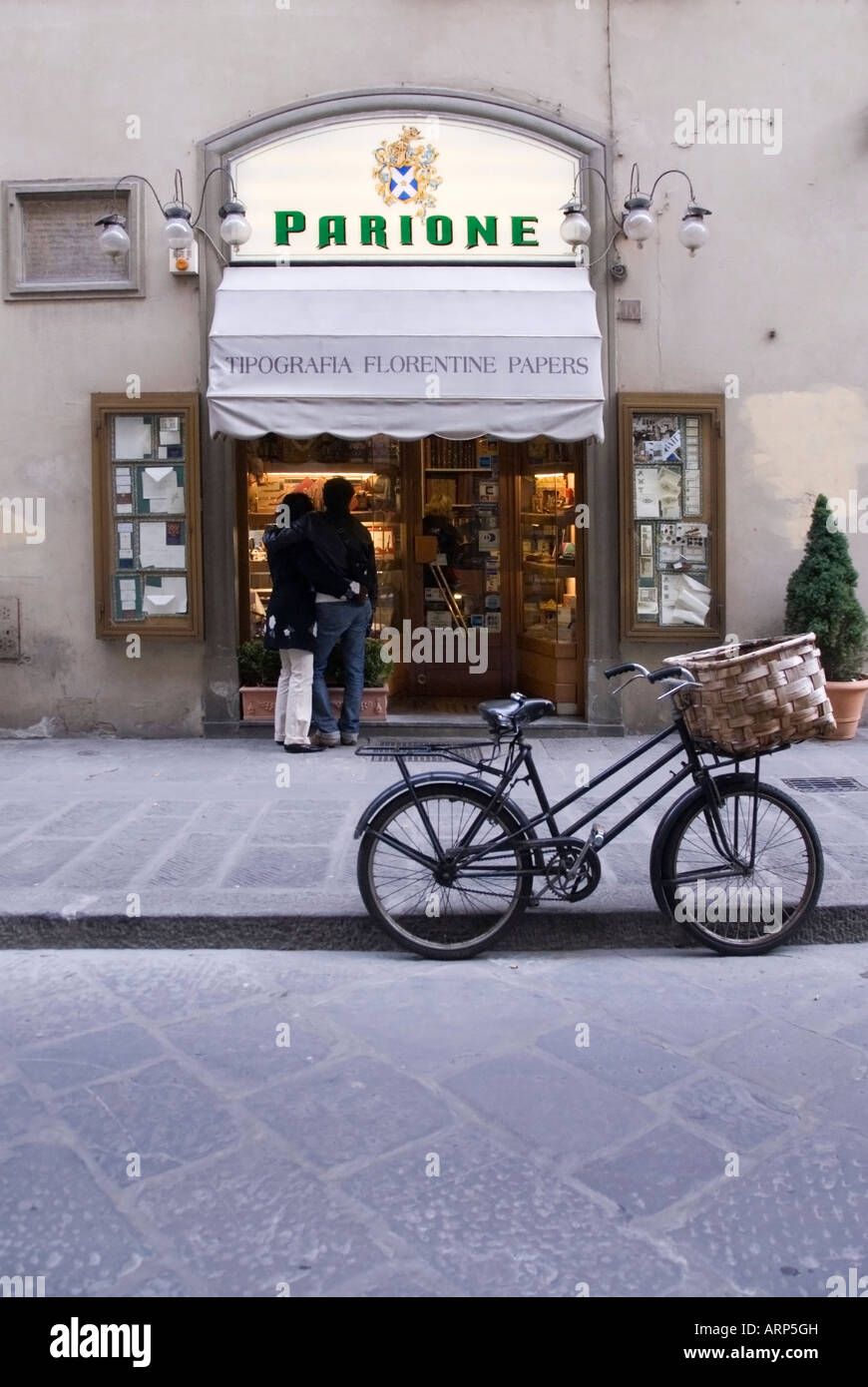 Einschenken, berühmten Florentiner Schreibwarenhändler in Via einschenken, Florenz, Toskana, Italien mit ein paar suchen im Fenster und ein Fahrrad Stockfoto