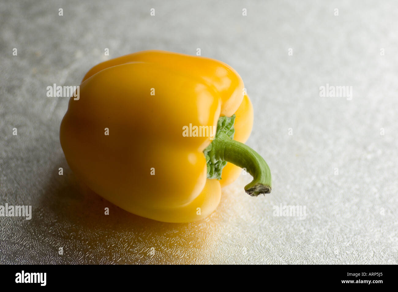 gelbe Paprika auf silbernem Hintergrund Stockfoto