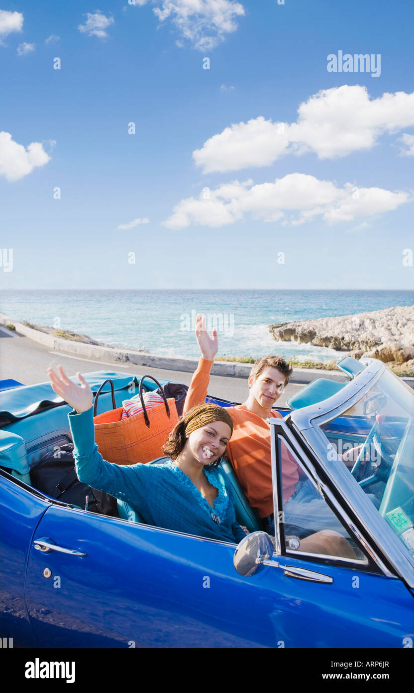 Mann und Frau im Auto durch Meer zu winken Stockfoto