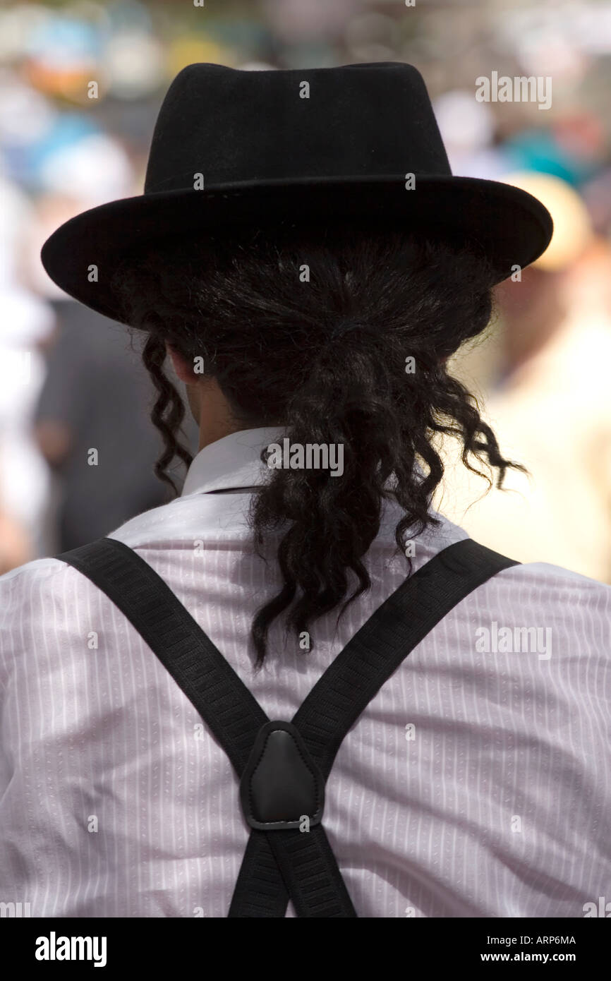 Mann schwarzen Pferdeschwanz Hut Hosenträger Stockfoto