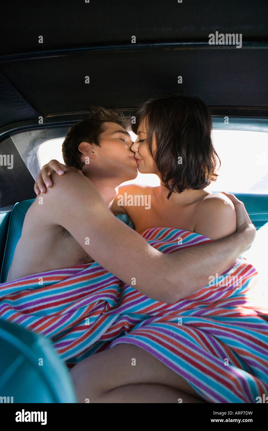Mann und Frau auf dem Rücksitz des Autos zu küssen Stockfoto