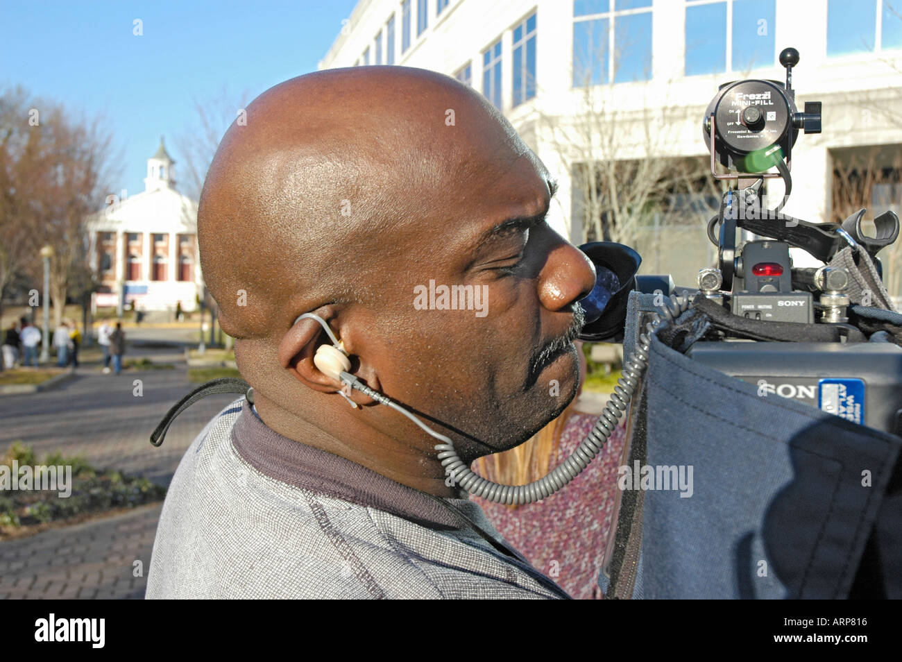 Tv-Kameramann, schwarz Fotojournalist in Atlanta, FOX im Falle Aufzeichnung und Übermittlung von Nachrichten TV-Stunde über Band oder Digitalkamera Stockfoto