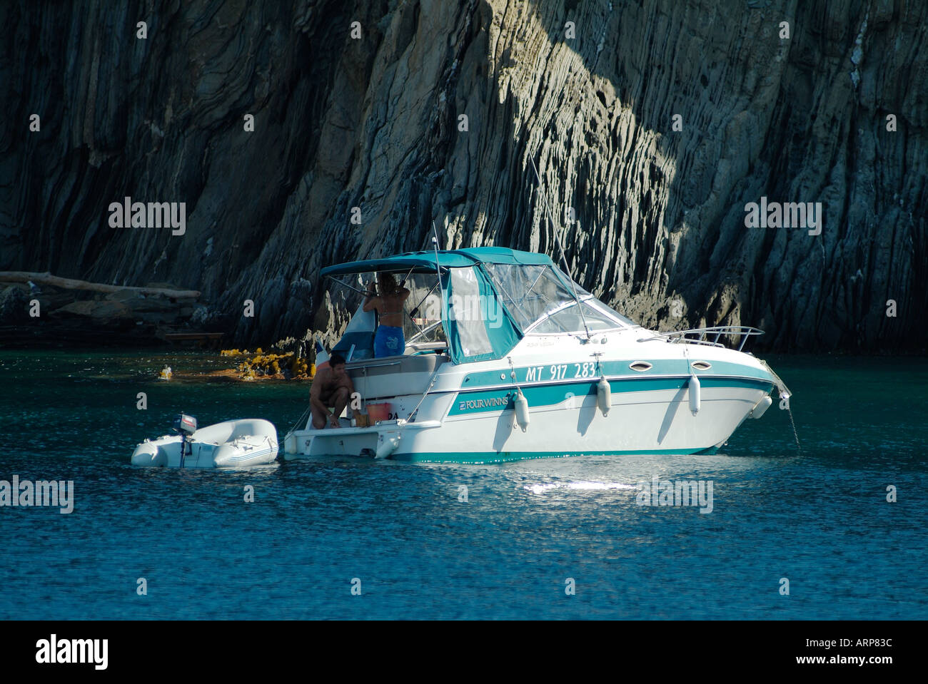 Kleine Yacht im Mittelmeer Stockfoto