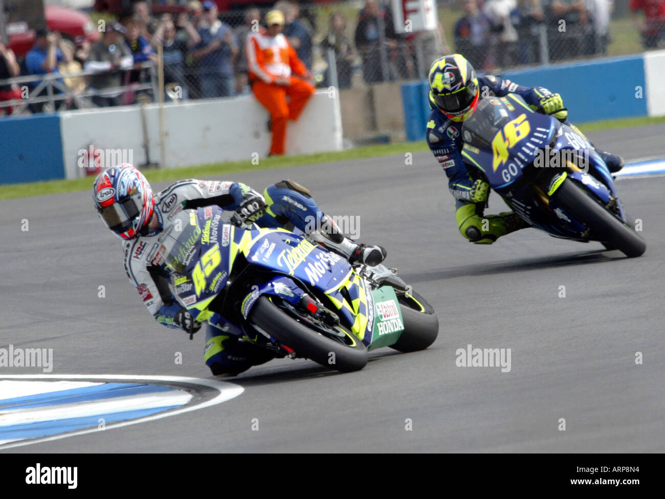 Sete Gibernau führt Titelrivalen Moto GP Valentino Rossi beim britischen Grand Prix in Donnington Park 2003 Stockfoto