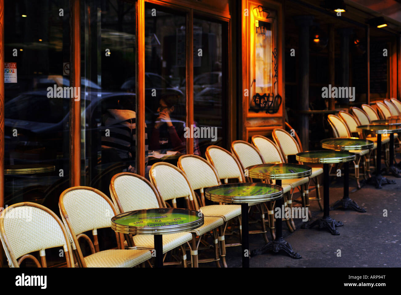 Traditionelle Paris Tische und Stühle im Freien ein Café-Bistro in Montmartre Paris Frankreich Stockfoto