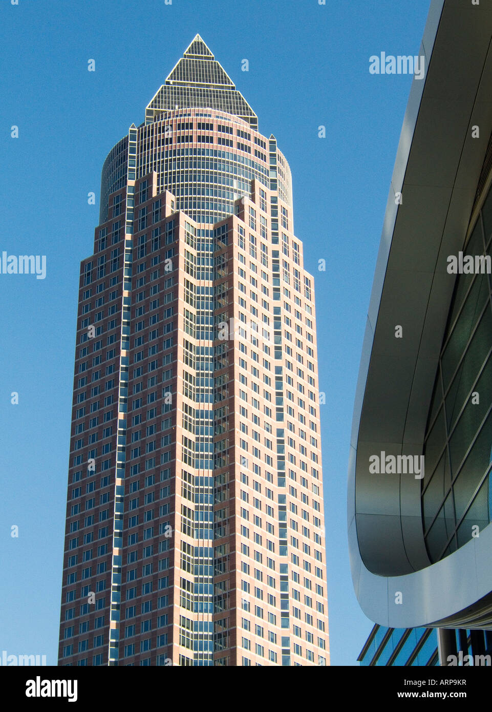 Der MesseTurm oder Messeturm in das Messegelände Komplex im Zentrum von Frankfurt am Main, Deutschland Stockfoto