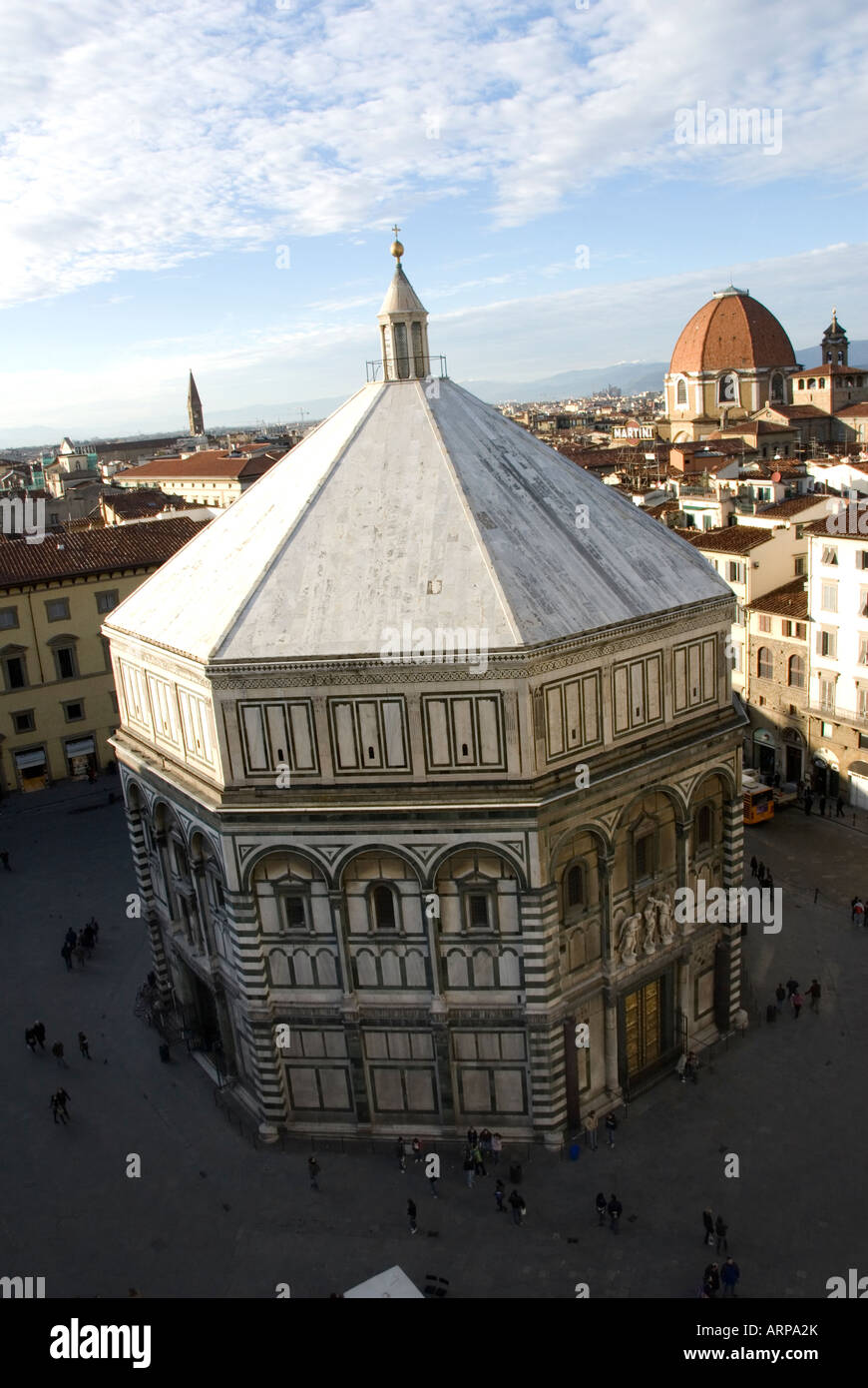 Florenz Baptisterium neben dem Dom vom Glockenturm zeigt seine markante achteckige Form von oben fotografiert Stockfoto