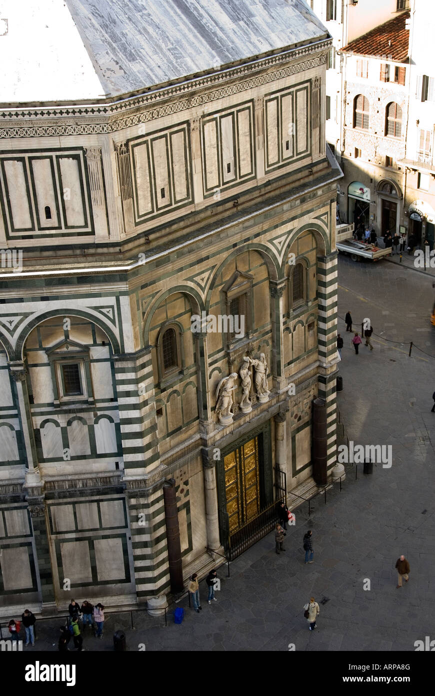 Baptisterium Türen entworfen von Lorenzo Ghiberti und rief die Tore des Paradieses, fotografiert von oben vom Glockenturm Stockfoto