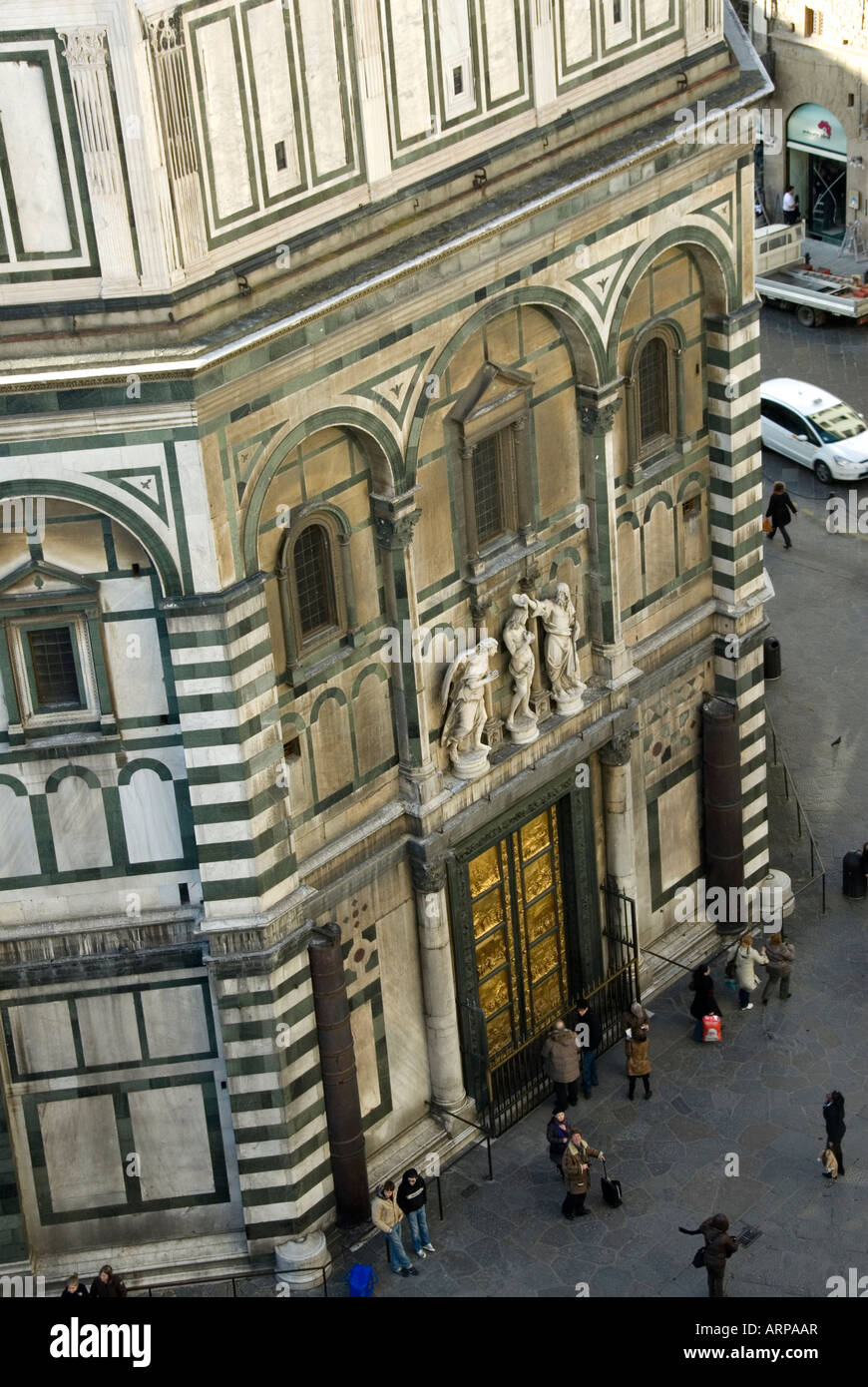 Baptisterium Türen entworfen von Lorenzo Ghiberti und rief die Tore des Paradieses, fotografiert von oben vom Glockenturm Stockfoto