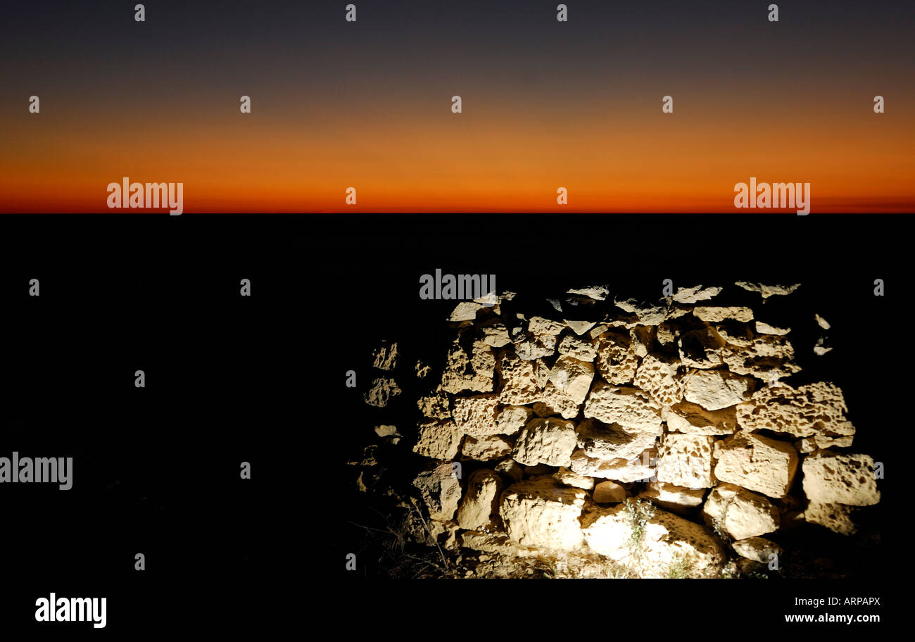 traditionelle maltesische Steinbau beleuchtet und gegen einen Sonnenuntergang Stockfoto