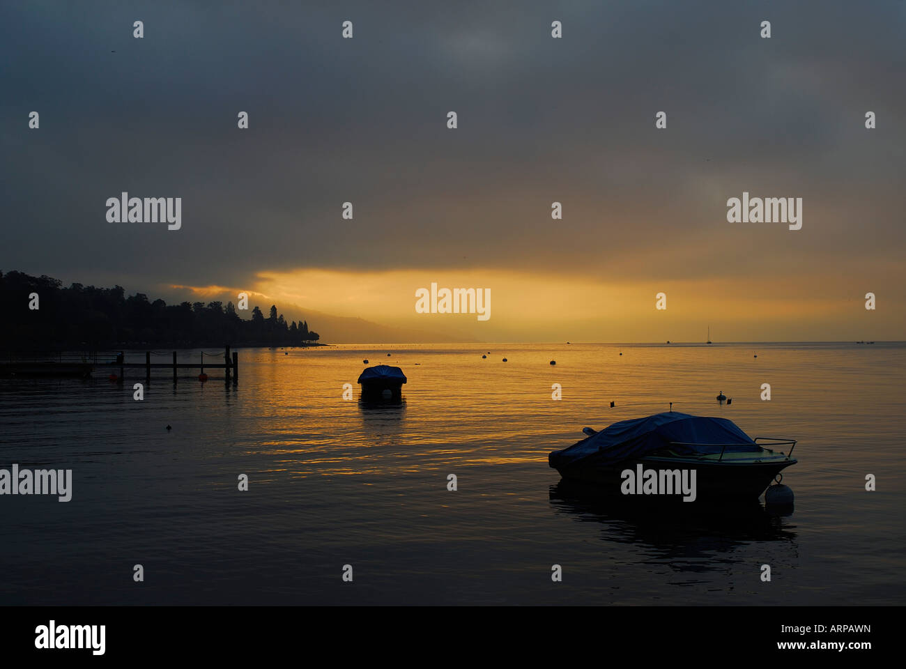 festgemachten Boote am Genfer See gesehen von lausanne Stockfoto