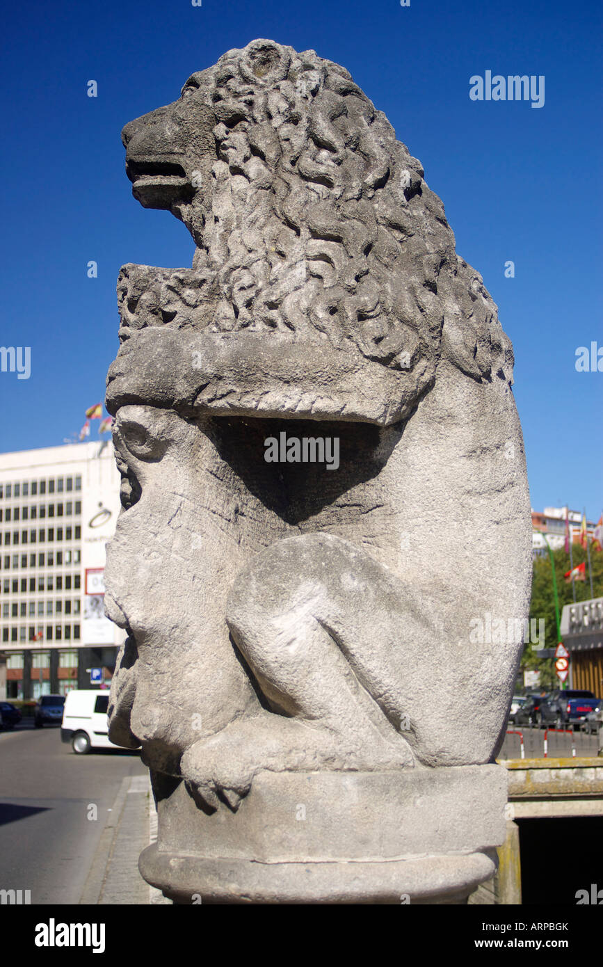 kleine Steinskulptur mit Form eines sitzenden Löwen Stockfoto