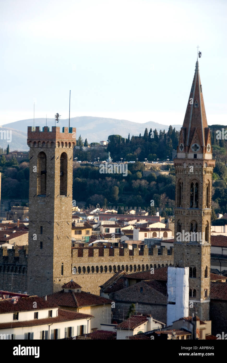 Florenz-Skyline mit den Türmen der Bargello und die Badia. In der Ferne Piazzale Michelangelo Stockfoto