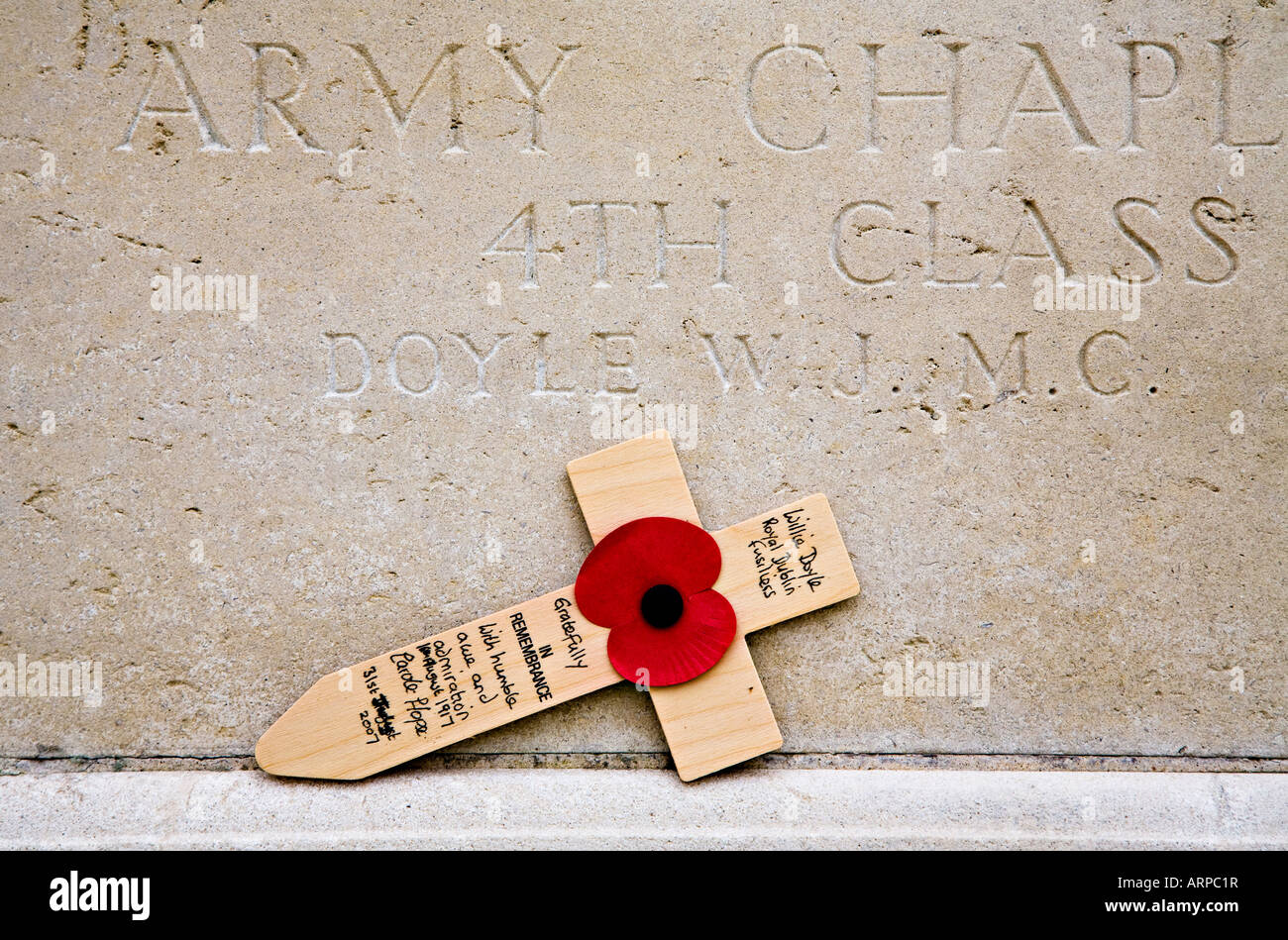 Erinnerung-Mohn legte am Tyne Cot British War Memorial Friedhof Belgien Stockfoto
