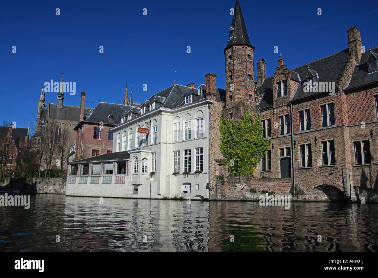 Gebäude und Architektur neben einem Kanal in Brügge, Belgien Stockfoto