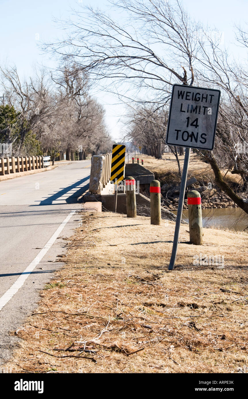 Eine kleine Brücke mit einer beschädigten Schiene überquert den nordkanadischen Fluss in der Nähe des Overholser Sees in Oklahoma, USA. Stockfoto