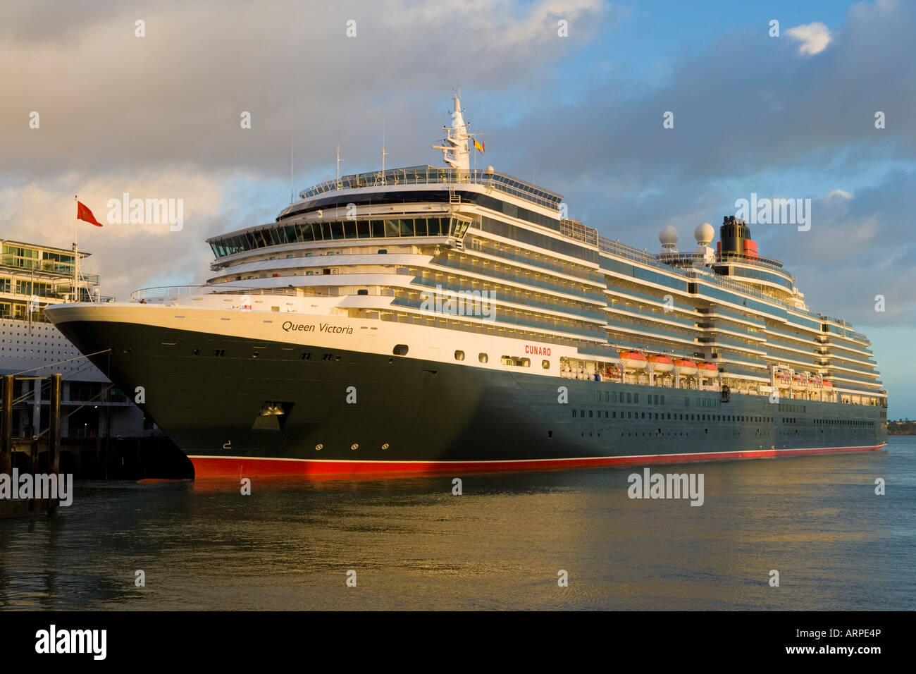 Das Kreuzfahrtschiff Queen Victoria kommt auf ihrer Jungfernfahrt in Auckland, Neuseeland Stockfoto