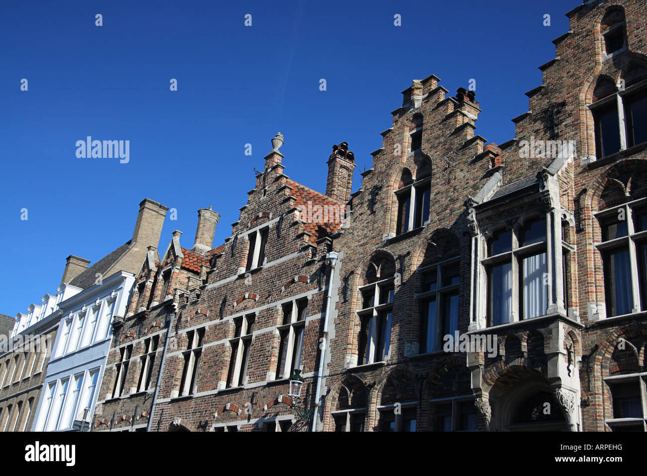 Dächer, Architektur und Gebäude in Brügge, Belgien, an einem sonnigen Tag Stockfoto