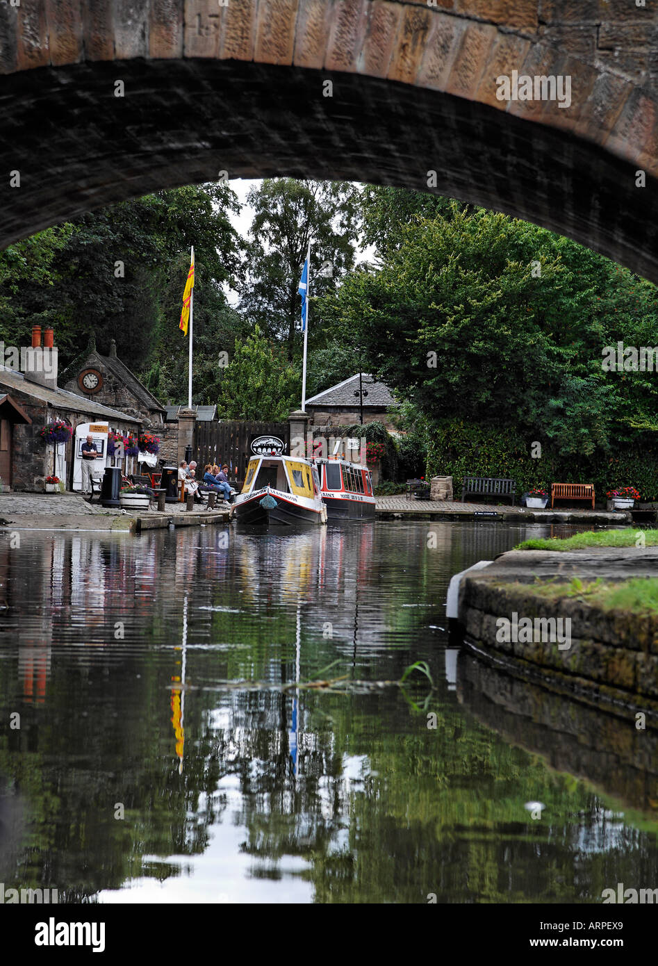 Ein Blick unter die Brücke am Linlithgow Canal Centre, Manse Straße Becken Stockfoto