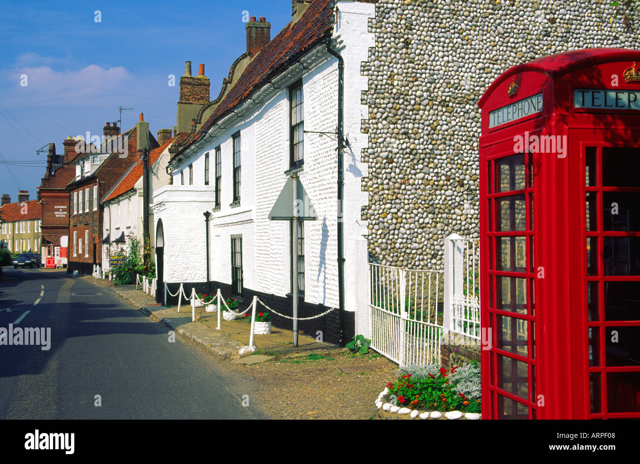 Flint Kies und Ziegel erbaut beherbergt Cley nächsten The Sea Norfolk England Stockfoto
