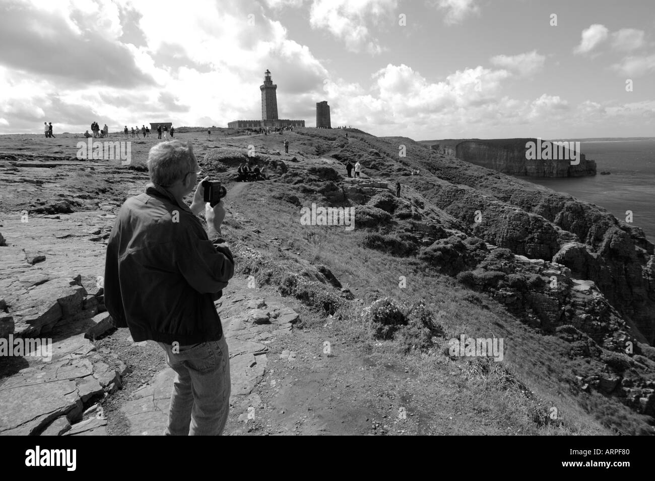 Mann filmt den Leuchtturm am Cap Fréhel, Bretagne, Frankreich. Stockfoto