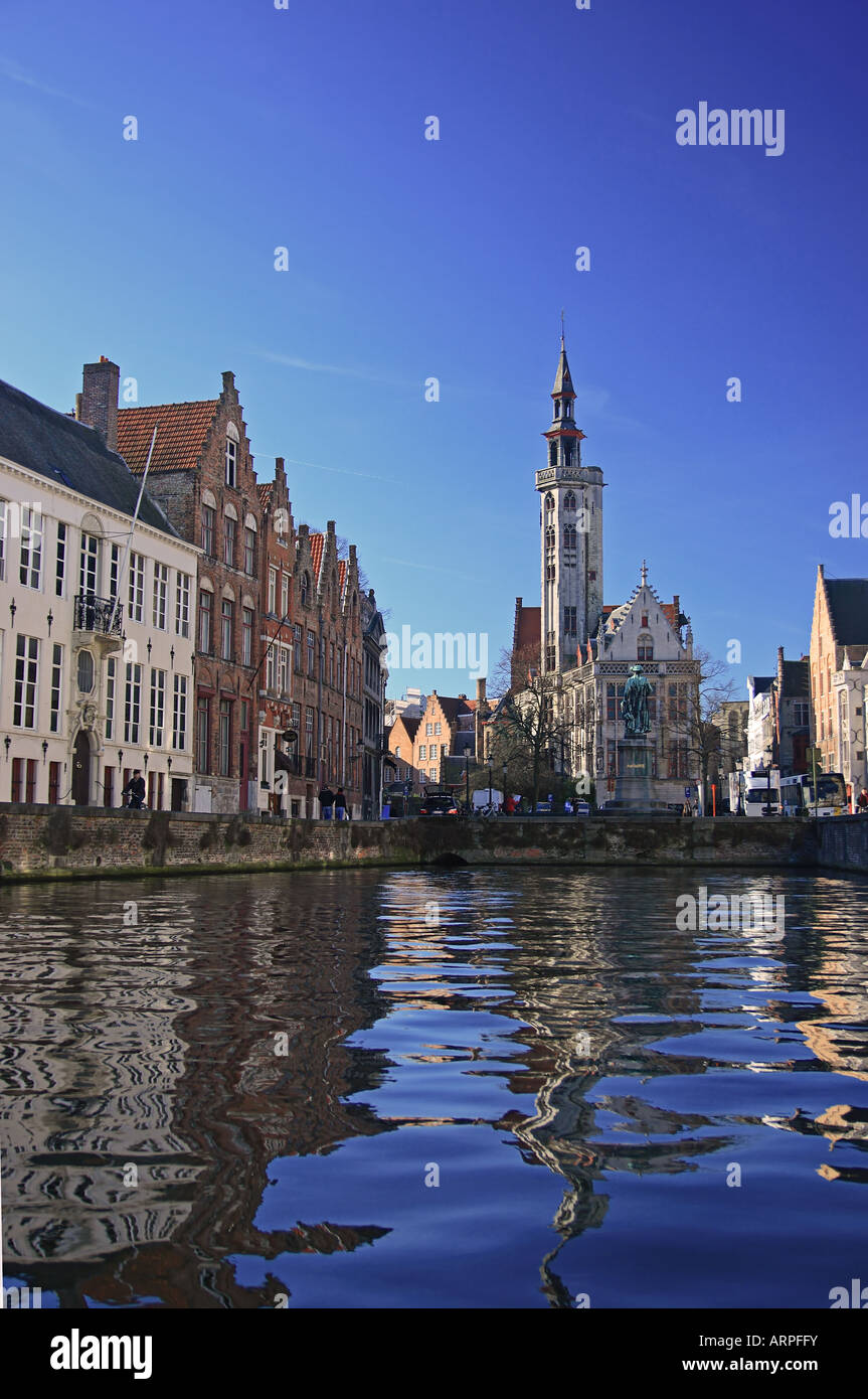 Häuser und Architektur entlang der Grachten in Brügge, Belgien Stockfoto