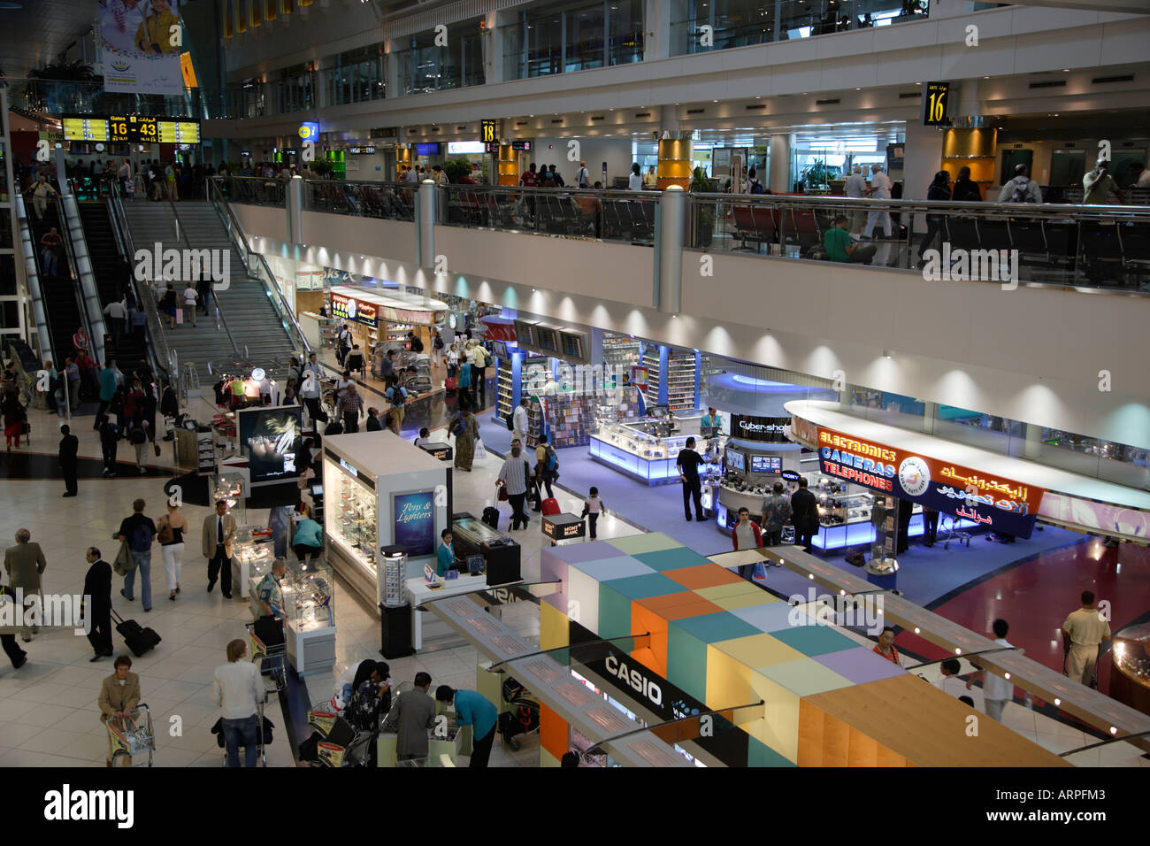 Der internationale Flughafen Dubai Vereinigte Arabische Emirate Scheich Rashid Abflughalle und Duty-Free-Bereich Stockfoto