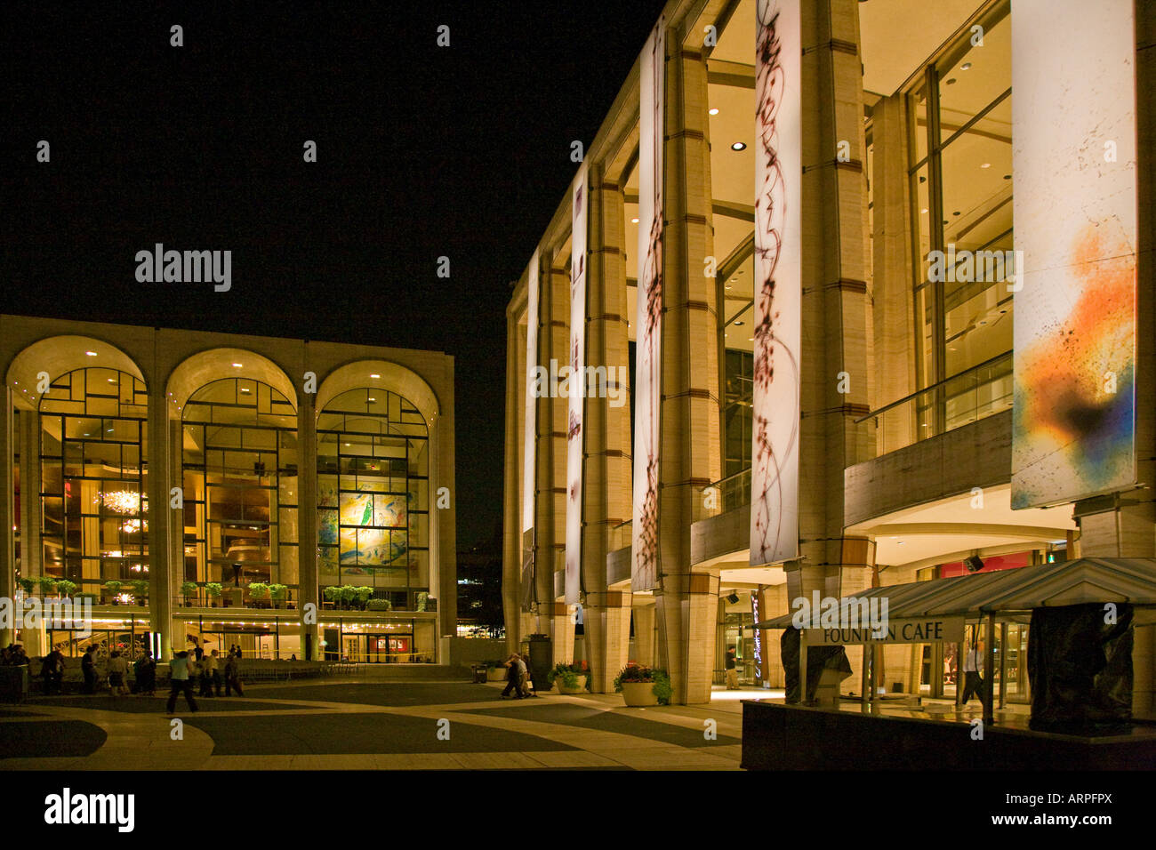 EHRENGERICHTSHOF im LINCOLN CENTER in NEW YORK CITY Nacht Stockfoto