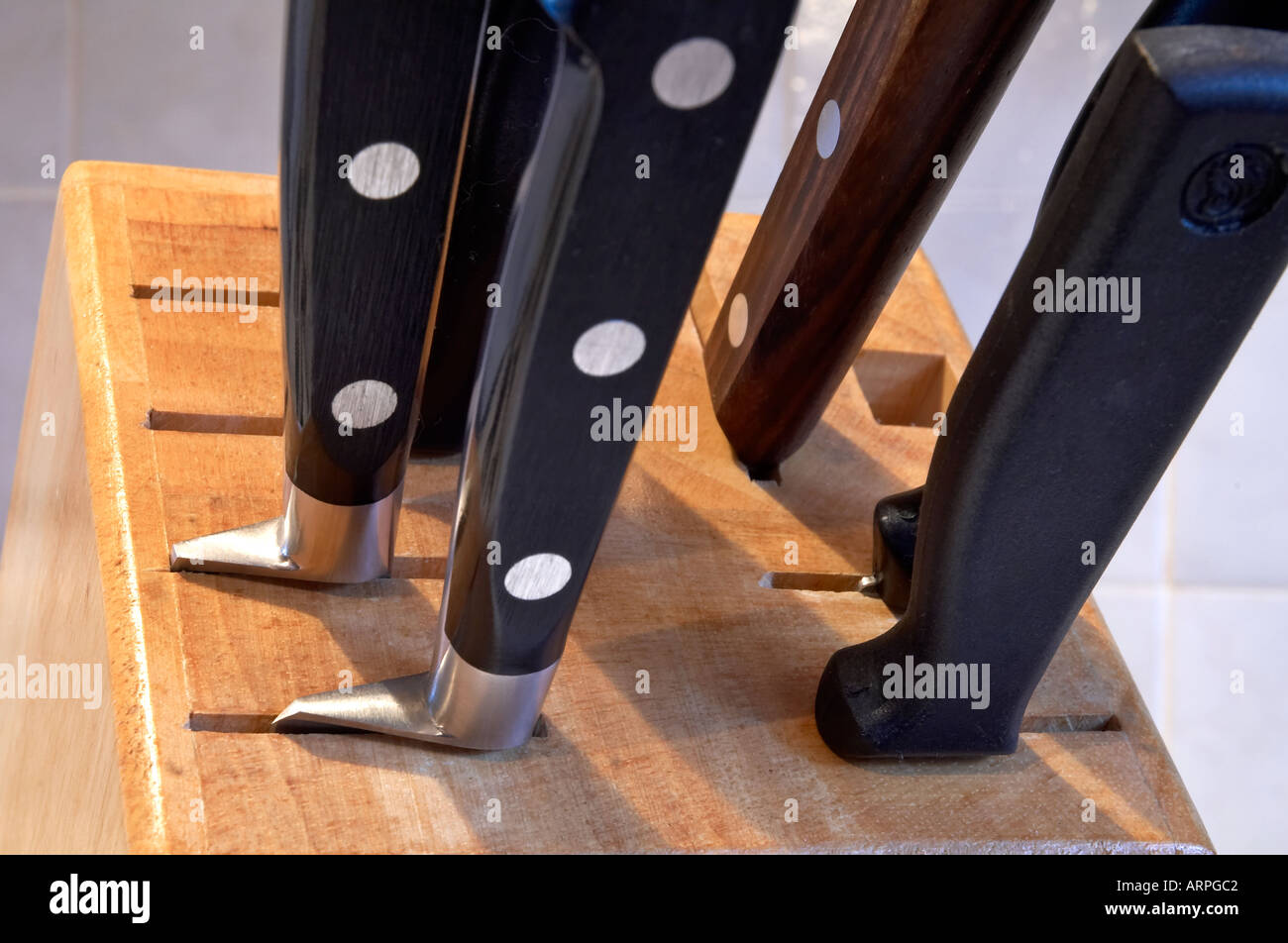 Eine Menge der Köche Messer in einer Küche Messerblock Stockfoto