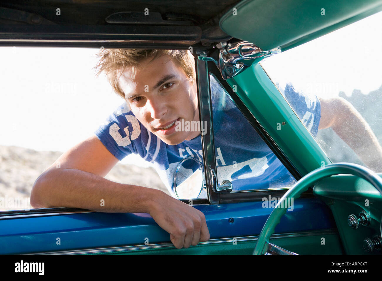 Mann in Auto gelehnt Stockfoto