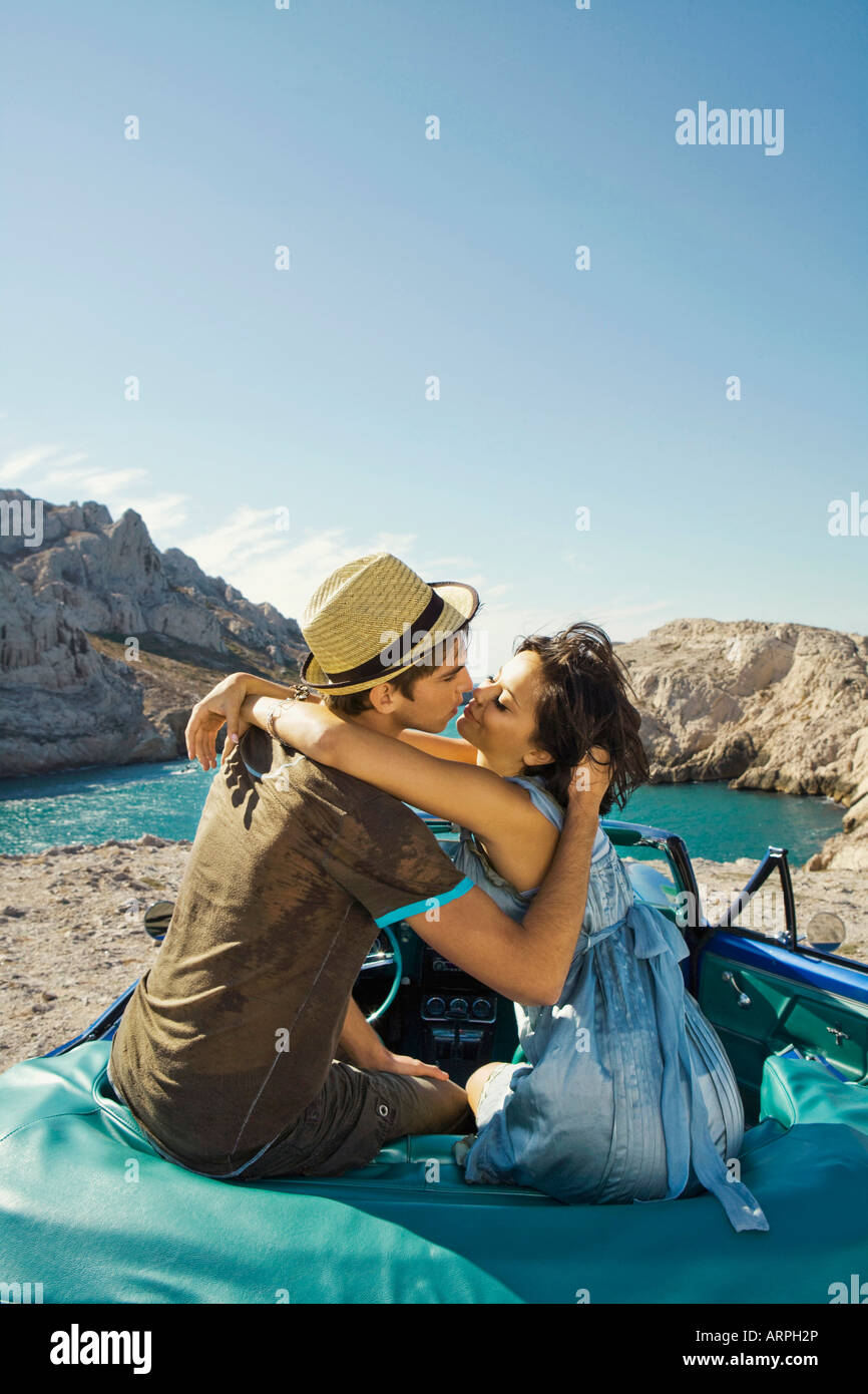 Mann und Frau sitzen im Auto Stockfoto