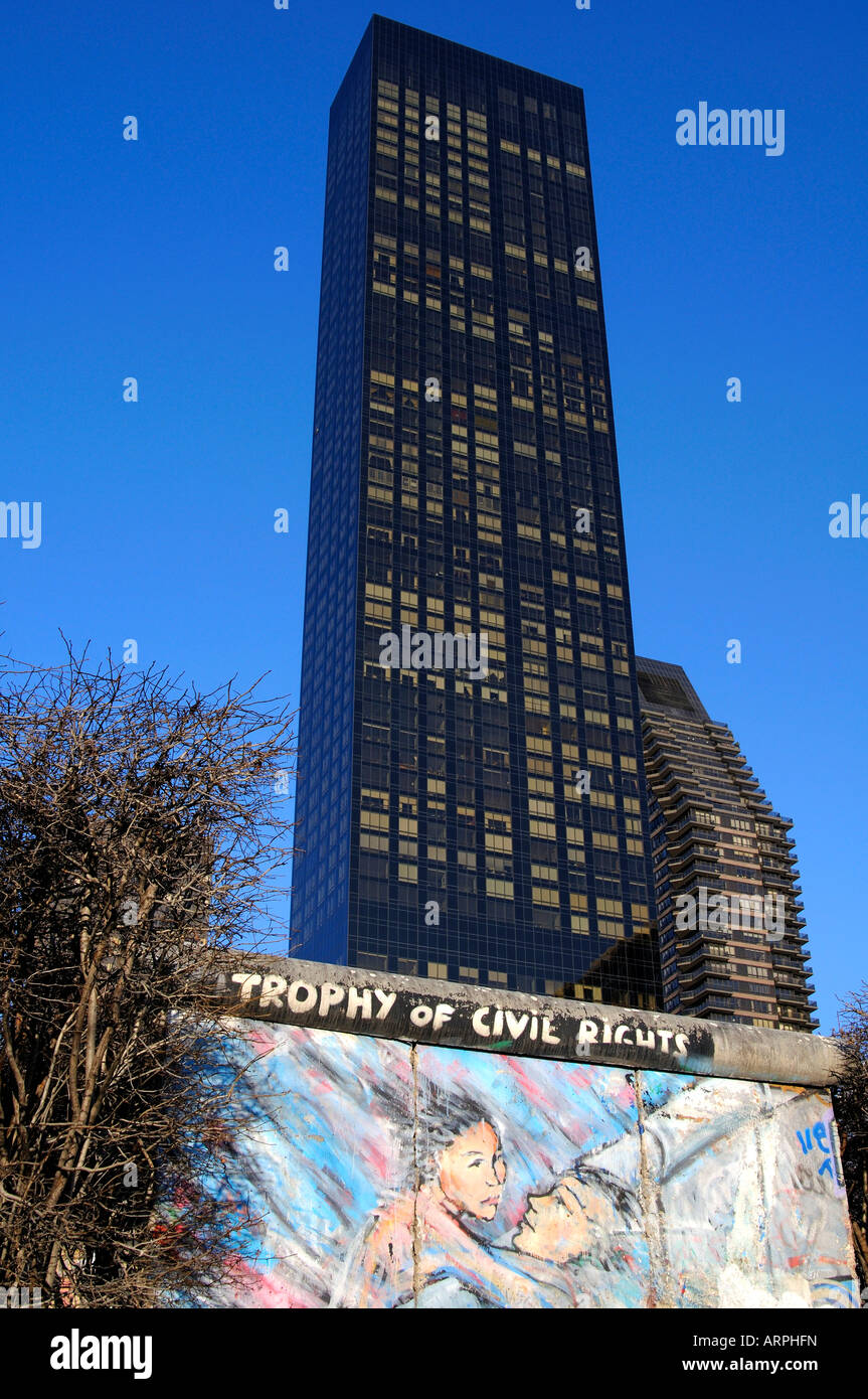Stück der Berliner Mauer Gabe des deutschen Volkes in den Vereinten Nationen UN-Park vor der Trump World Tower New York USA Stockfoto