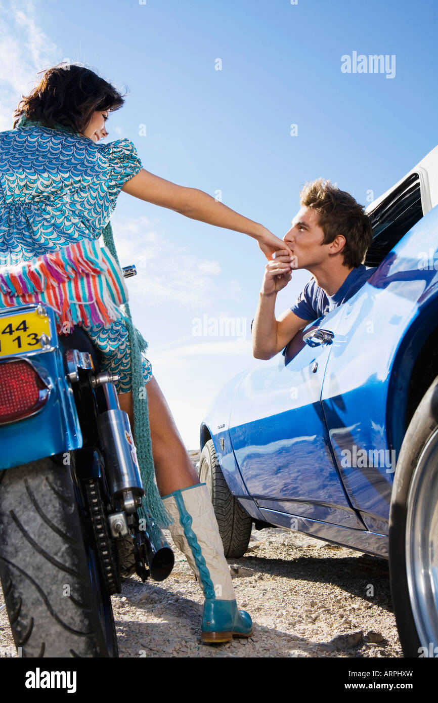 Mann im Auto Frau auf Motorrad Stockfoto