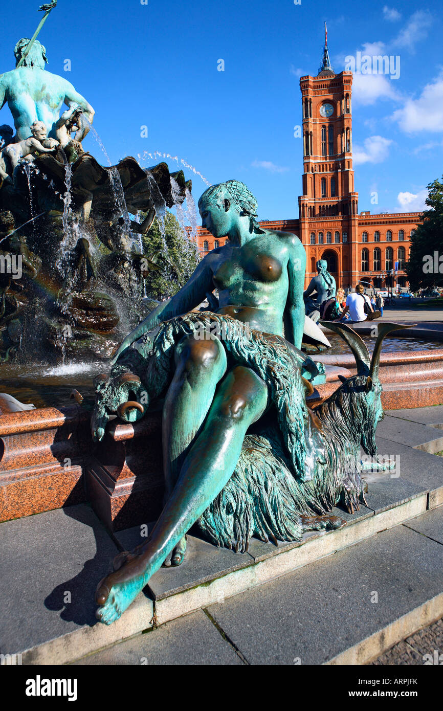 Der Neptun-Brunnen und dem Rathaus am Alexanderplatz in Berlin Stockfoto