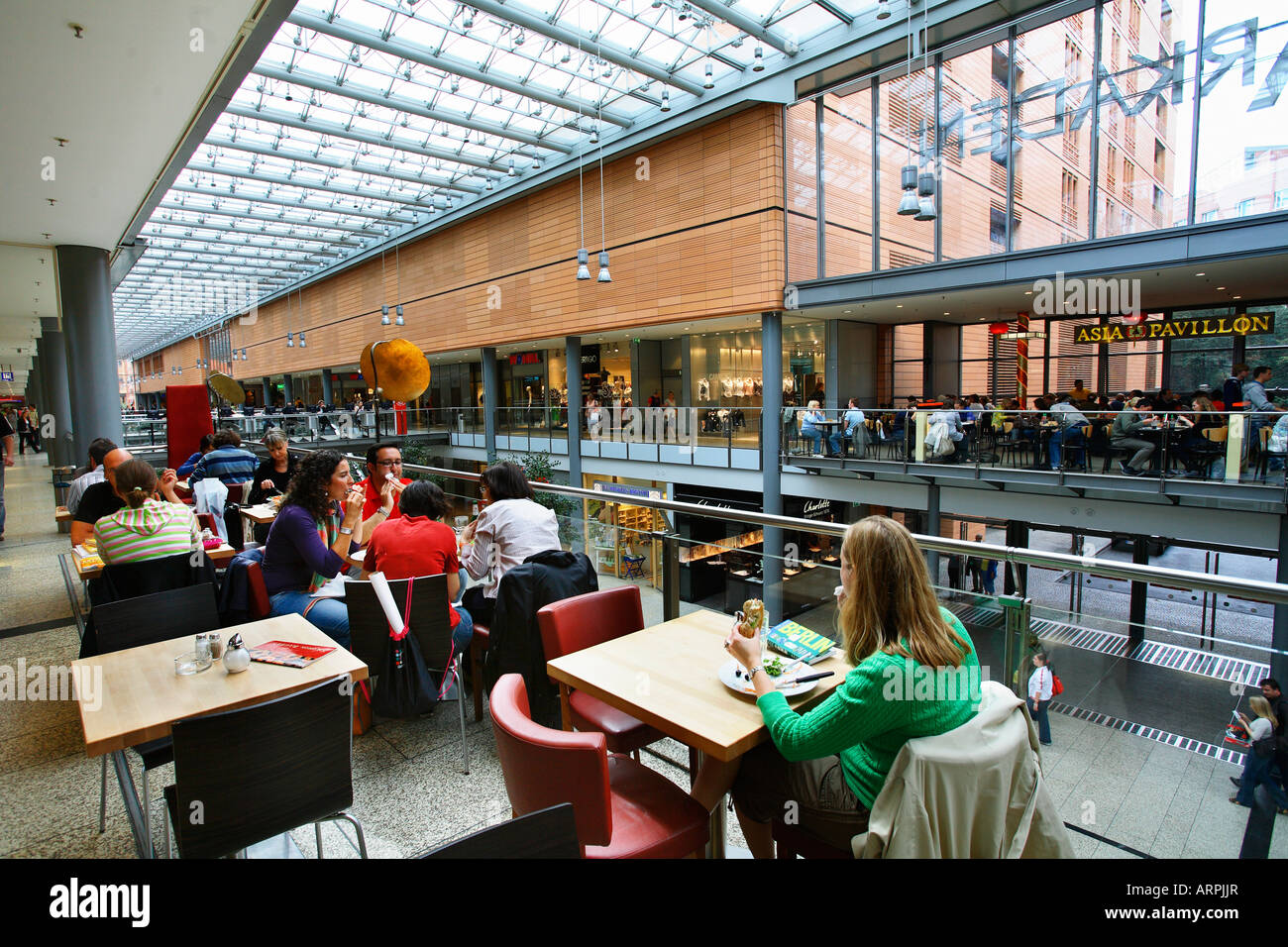 Shoping Arkaden im Bereich DaimlerChrysler in Berlin Stockfoto