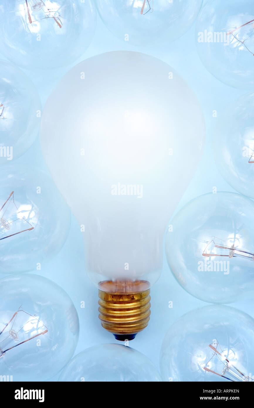 Große leuchtende Glühbirne, umgeben von kleinen Lampen auf blauem Hintergrund Stockfoto