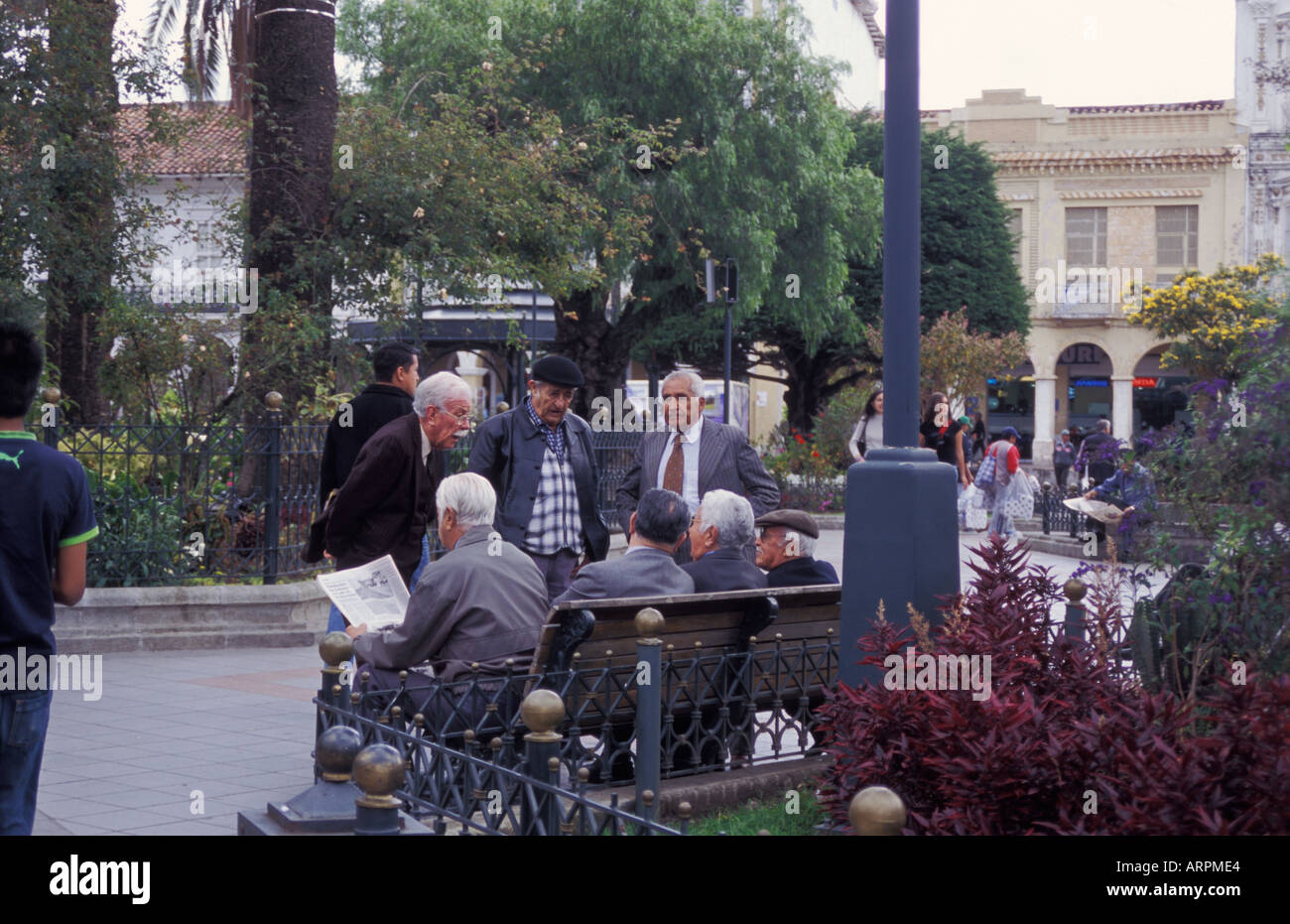 Straßenszene mit Männern reden in den Parque Abdon Calderon in der Stadt Cuenca in Ecuador Stockfoto