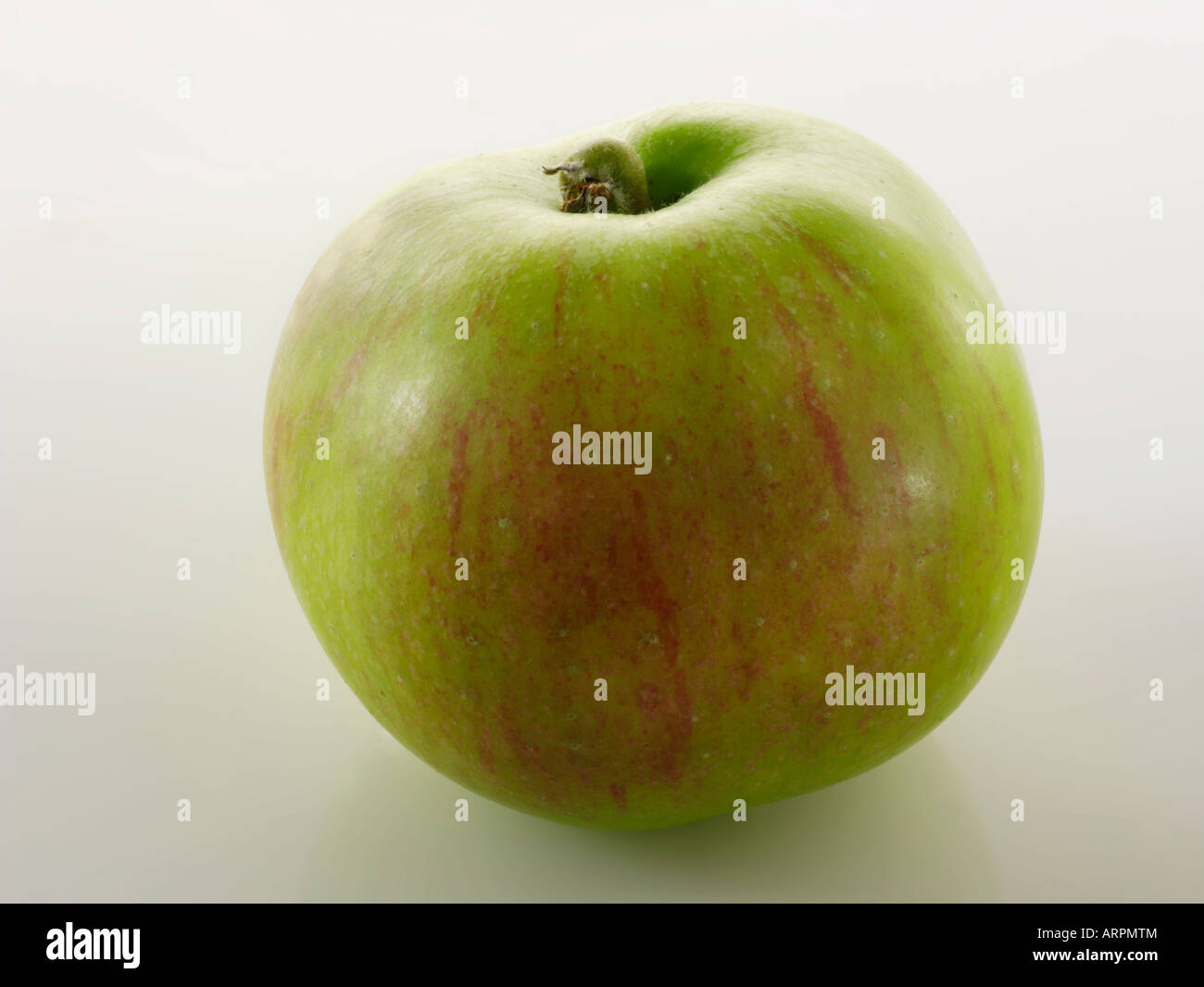 Nahaufnahme des gesamten Bramley apple isoliert gegen einen weißen Hintergrund Stockfoto