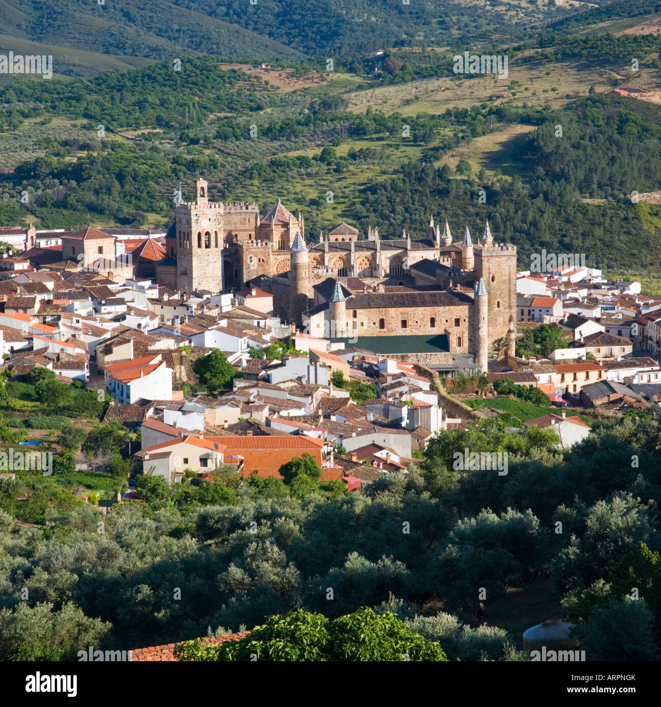 Guadalupe, Extremadura, Spanien. Blick auf das Dorf vom Hang, die Real Monasterio de Santa María de Guadalupe Prominente. Stockfoto