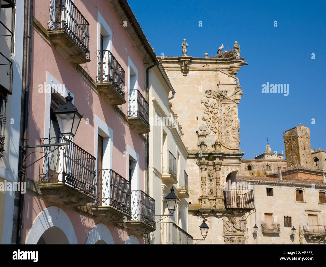 Trujillo, Extremadura, Spanien. Bunte Häuser mit Blick auf die Plaza ...