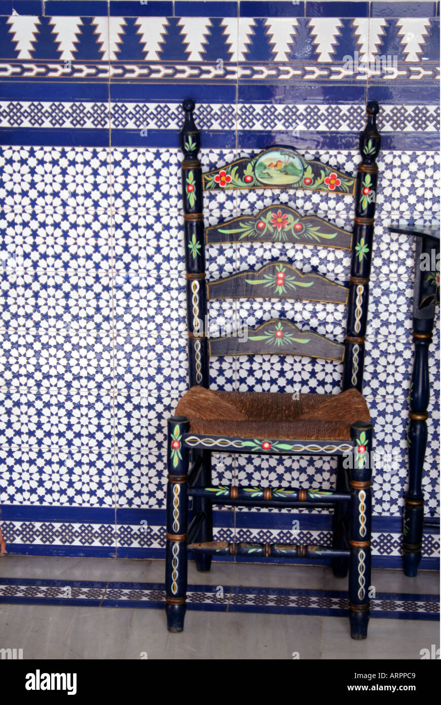 ornamentale Einzelstuhl außerhalb Foyer mit Azulejo Wand Sevilla Andalusien Spanien Espana Stockfoto