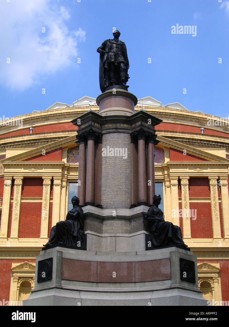 Royal Albert Hall mit Statue von Prinz Albert im Vordergrund Hyde Park