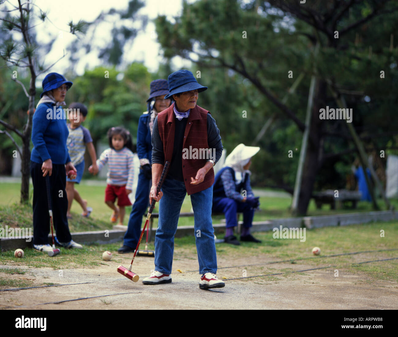 Okinawan Seniorin spielt Gateball eine japanische Version von Krocket Stockfoto