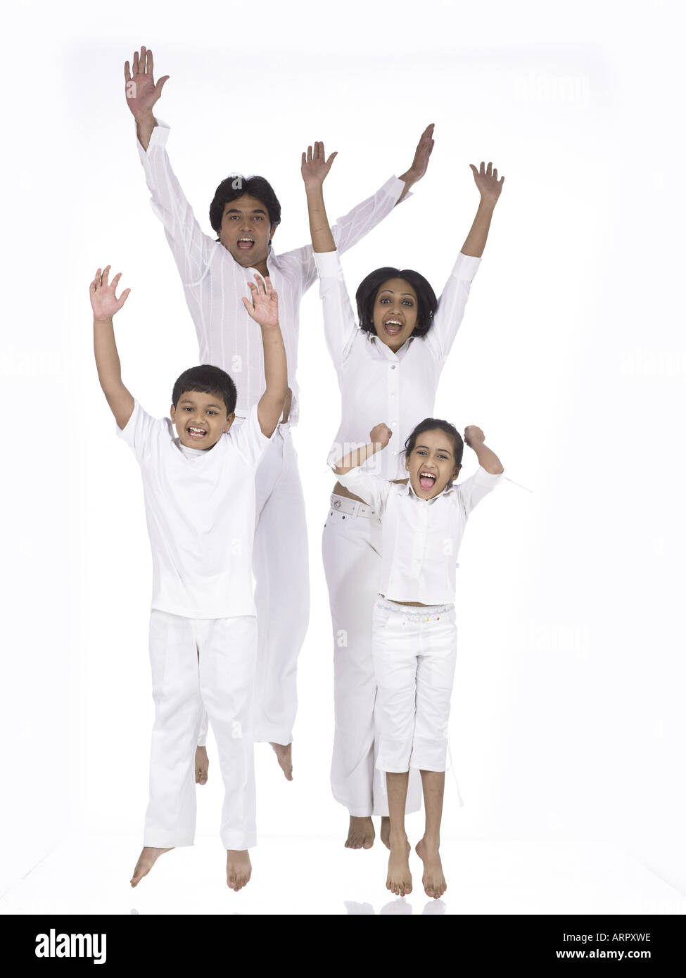 Vierköpfige Familie mit Vater Mutter Sohn und Tochter springen in der Luft mit Freude - HERR# Stockfoto