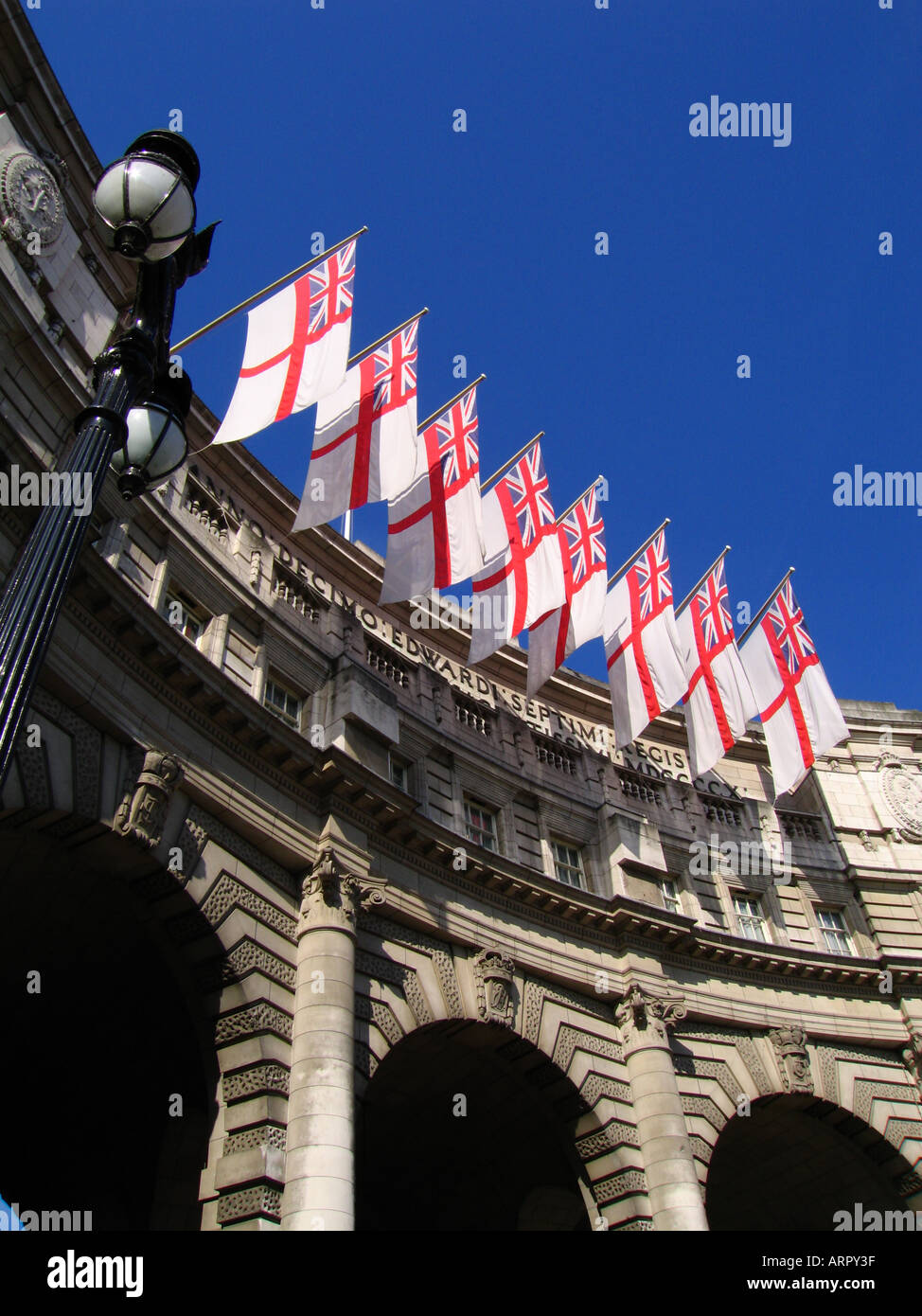 Weiße Fähnrich-Flaggen fliegen über Admiralty Arch The Mall City of Westminster London UK Stockfoto