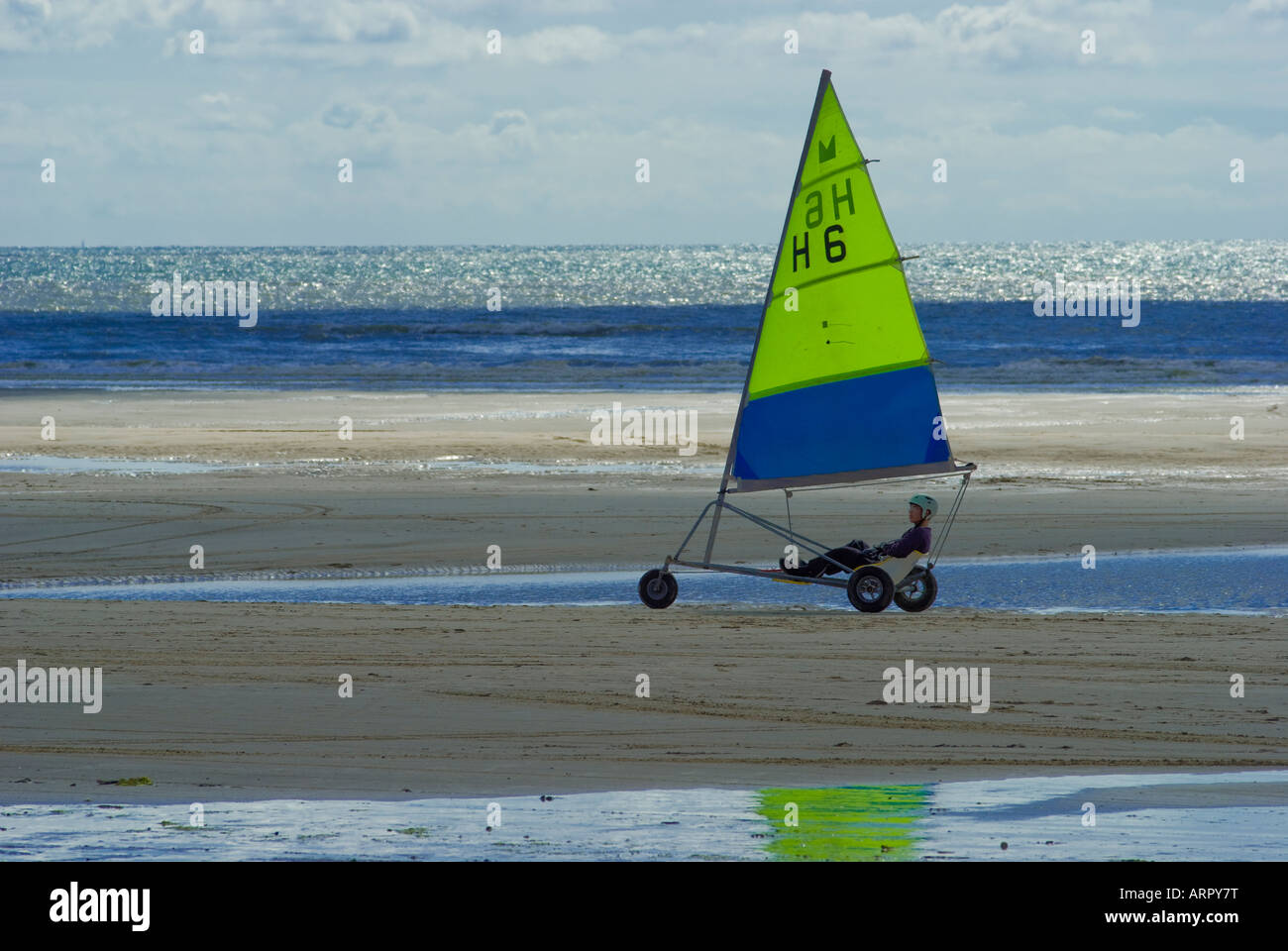 Sand am Strand von Hardelot-Plage-Frankreich Yacht an einem klaren Tag mit Strand und Meer Stockfoto